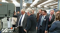 Jan Peter Arnz erklärte NRW-Arbeitsminister Karl-Josef Laumann und anderen eine moderne Flott-Bohrmaschine. Sozialdezernent Thomas Neuhaus beobachtete aus sicherer Entfernung.