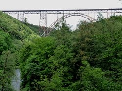 Die Müngstener Brücke mit Natur drumherum